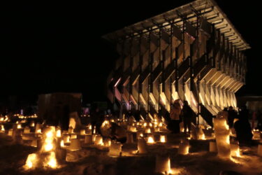 明かりのともったかまくらが並ぶ幻想的な雰囲気の会場=岡山県真庭市で