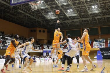 白熱した試合を展開するトライフープの選手たち=岡山県津山市で