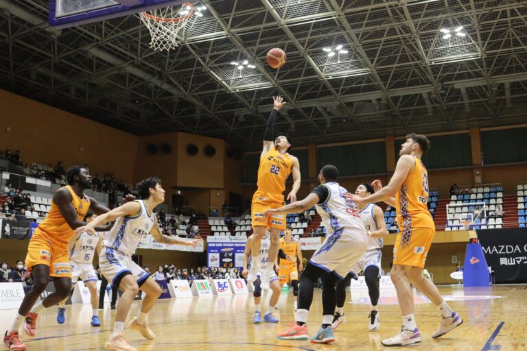 白熱した試合を展開するトライフープの選手たち=岡山県津山市で