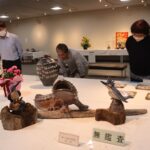 多彩な工芸作品が並ぶ会場=岡山県津山市で