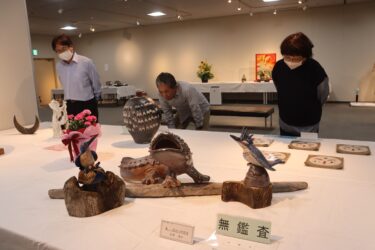 多彩な工芸作品が並ぶ会場=岡山県津山市で