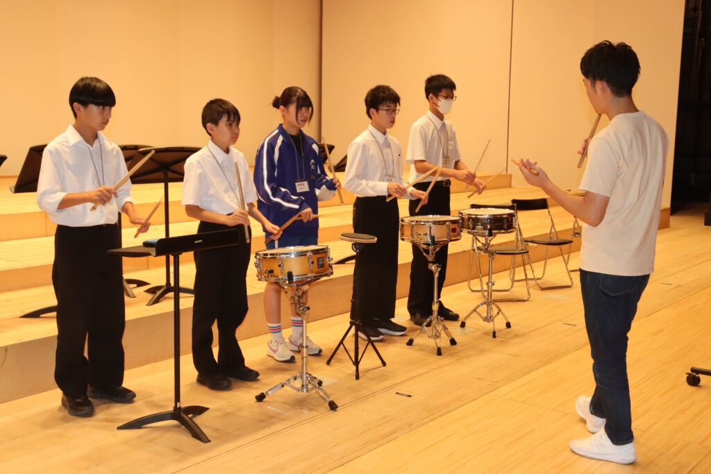 打楽器の指導を受ける部員たち