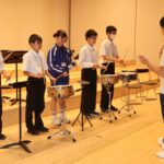 打楽器の指導を受ける部員たち