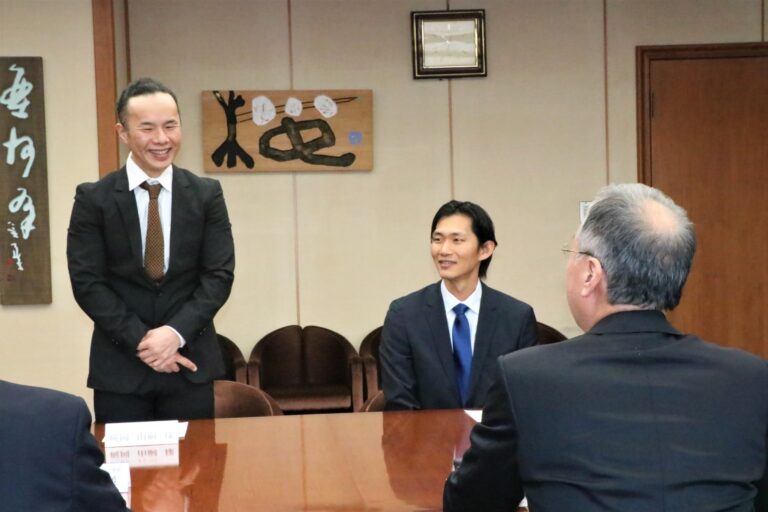 市長に今後の抱負を話す梶岡さん（左）と金島さん=岡山県津山市の津山市役所で