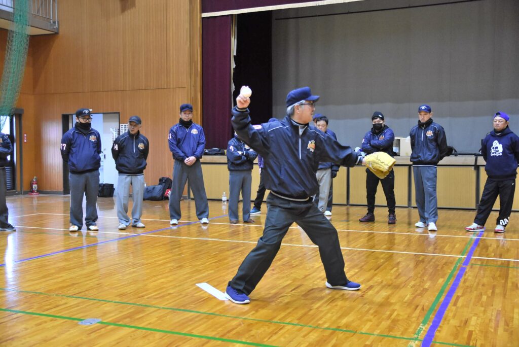 投手の投球動作や姿勢を指導する岡本理事長