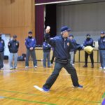 投手の投球動作や姿勢を指導する岡本理事長