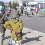 ポールの使い方を説明する安本さん=岡山県津山市の中央公民館で