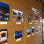 駅構内に展示された写真＝岡山県勝央町で