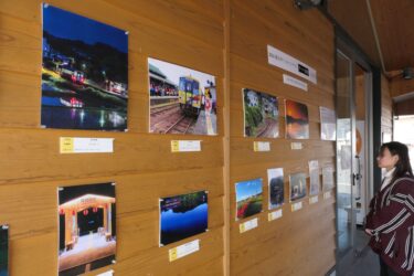 駅構内に展示された写真＝岡山県勝央町で