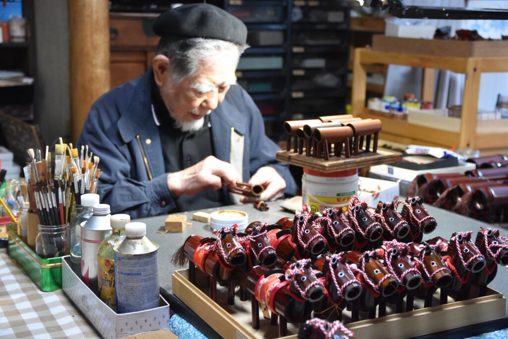 細やかな手仕事を行う白石さん