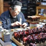 細やかな手仕事を行う白石さん