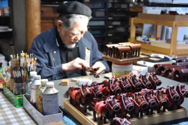 細やかな手仕事を行う白石さん