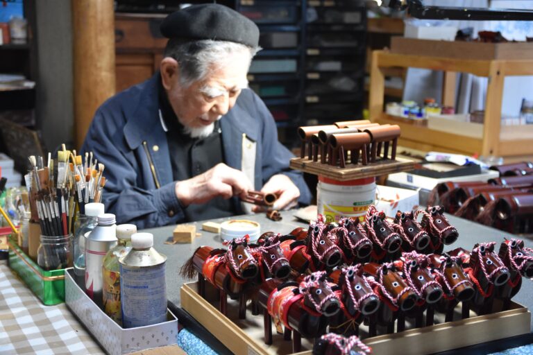 細やかな手仕事を行う白石さん