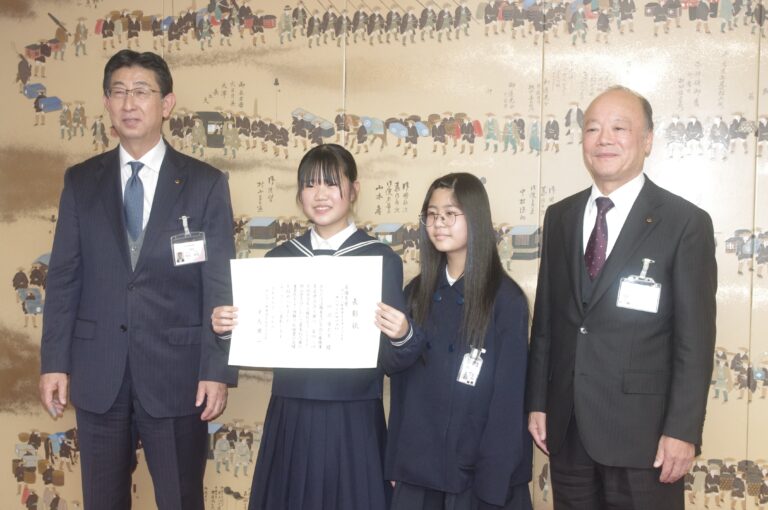 表彰状を手にする田淵さん=岡山県津山市で