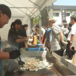 大勢の人でにぎわう会場
