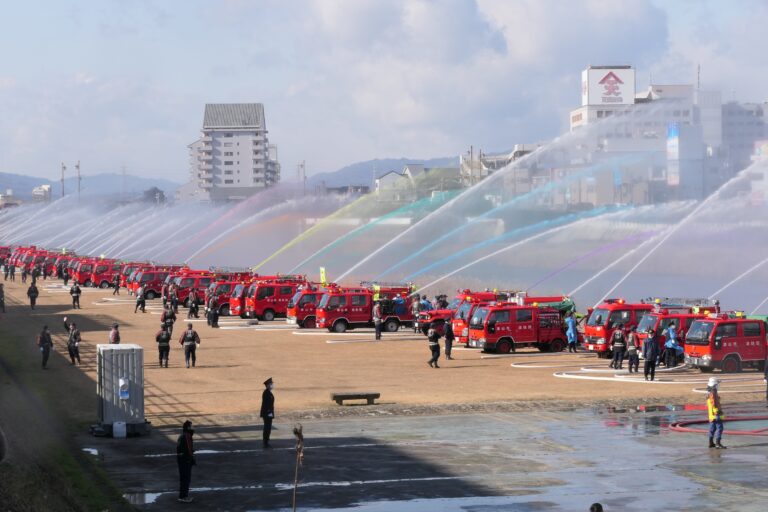 消防車両による一斉放水=岡山県津山市で