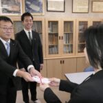 児島校長に目録を手渡す寺尾理事長ら=岡山県津山市で