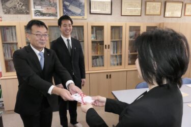 児島校長に目録を手渡す寺尾理事長ら=岡山県津山市で