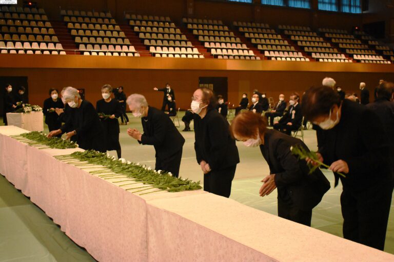 平和への誓いを新たにした戦没者追悼式=岡山県津山市で