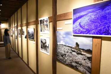 能登半島地震の被災地や復興へと歩む人々の姿を捉えた渋谷さんの個展=岡山県真庭市で