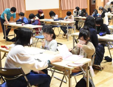 宿題終わった！　「春休み子ども学習会」　中高生が小学生をサポート／岡山・津山市