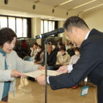 表彰状を受け取る団体代表者=岡山県津山市で