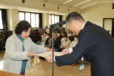 表彰状を受け取る団体代表者=岡山県津山市で