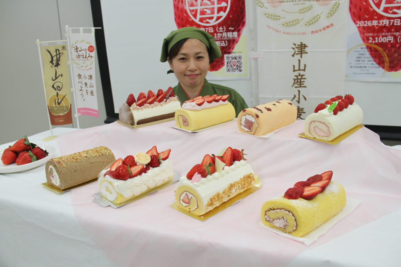 旬の津山産イチゴをふんだんに使った8店の津山ロール=岡山県津山市で