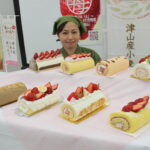 旬の津山産イチゴをふんだんに使った8店の津山ロール=岡山県津山市で