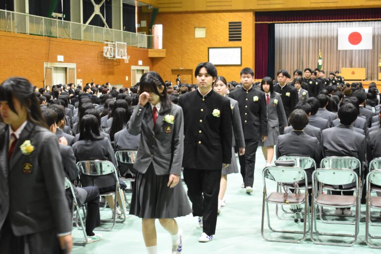 拍手で見送られ、会場を後にする3年生=岡山県津山市で