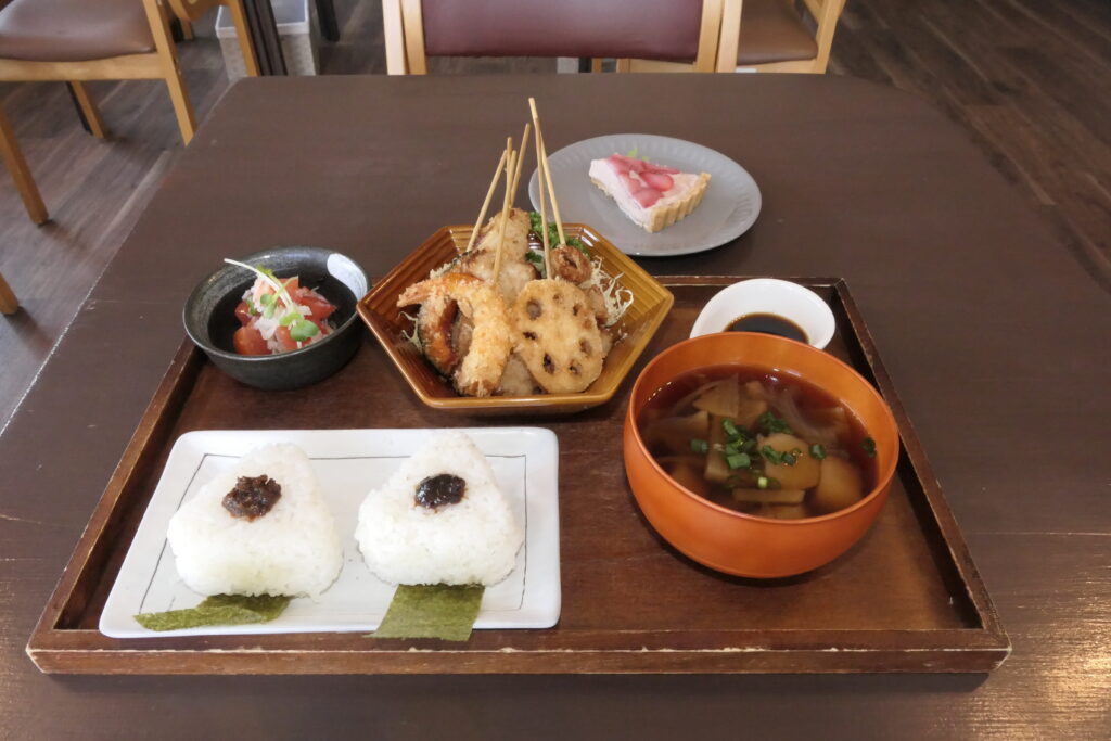 イチゴの生チョコタルトと5月9日まで提供している週替わりランチの「春の串カツランチ」