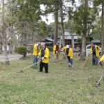 境内の清掃活動に励む会員たち=岡山県津山市で