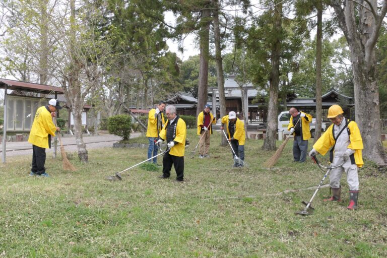境内の清掃活動に励む会員たち=岡山県津山市で