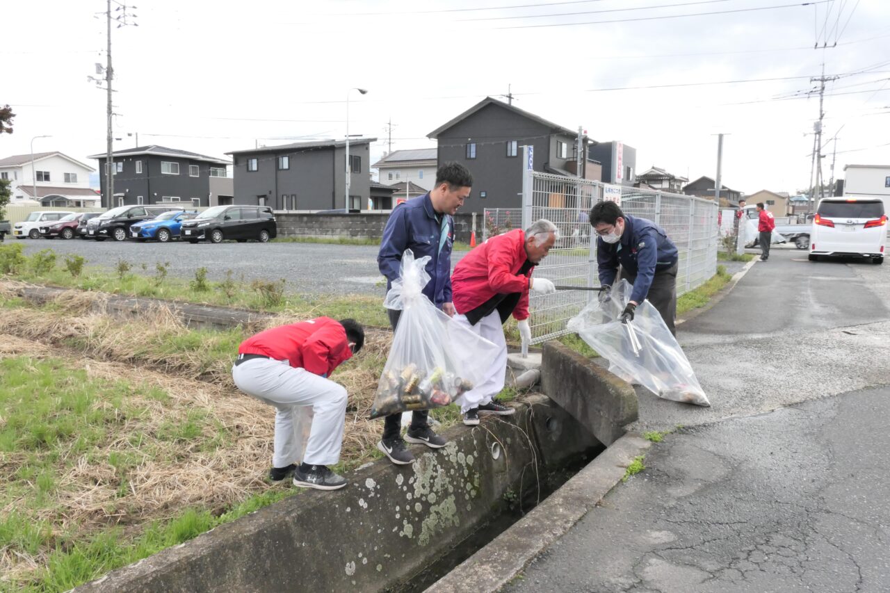 清掃奉仕をするタカラ産業とタカラGT会の参加者=岡山県津山市で