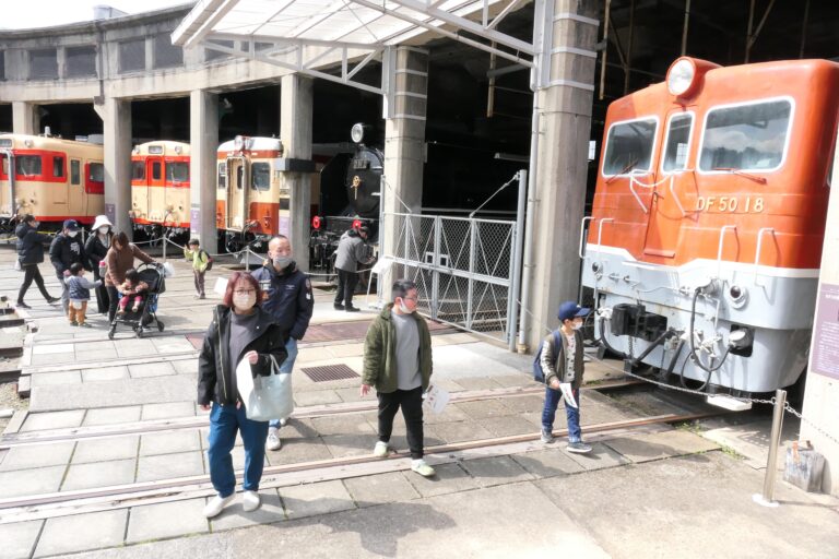 姫新線を活用して津山市内観光を楽しむ親子連れ＝津山まなびの鉄道館で=岡山県津山市で