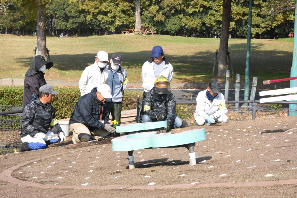 早速植え付け作業を開始する参加者