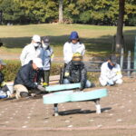 早速植え付け作業を開始する参加者