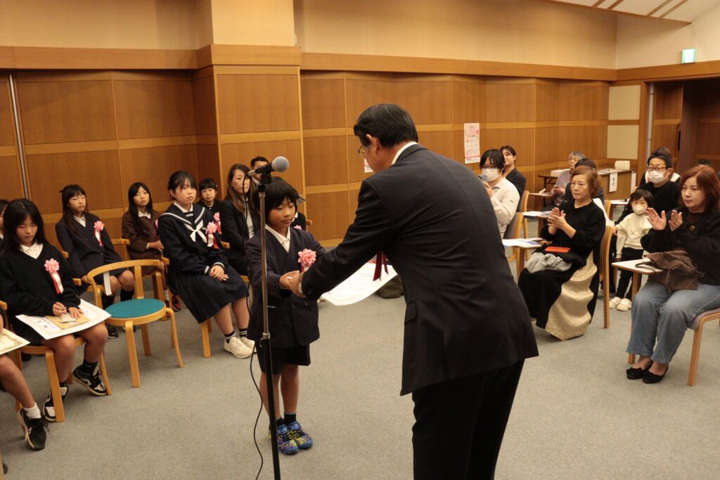 賞状を受け取る受賞者