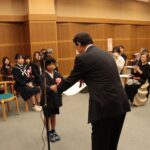 賞状を受け取る受賞者