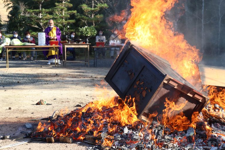 仏具の「お焚（た）き上げ」の法要が21日、河面の清瀧寺で営まれた