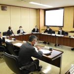 組織の設立に向けて協議する議員たち