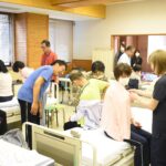 訓練生の授業に参加し、介護を体験する参加者=岡山県津山市で