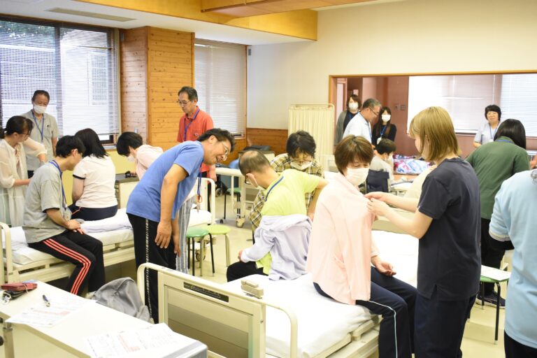 訓練生の授業に参加し、介護を体験する参加者=岡山県津山市で