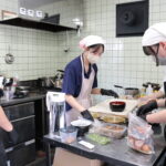 調理に取り組む高校生
