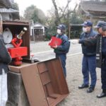 中山神社の消火栓を点検する津山圏域消防組合の職員=岡山県津山市で