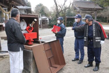 中山神社の消火栓を点検する津山圏域消防組合の職員=岡山県津山市で