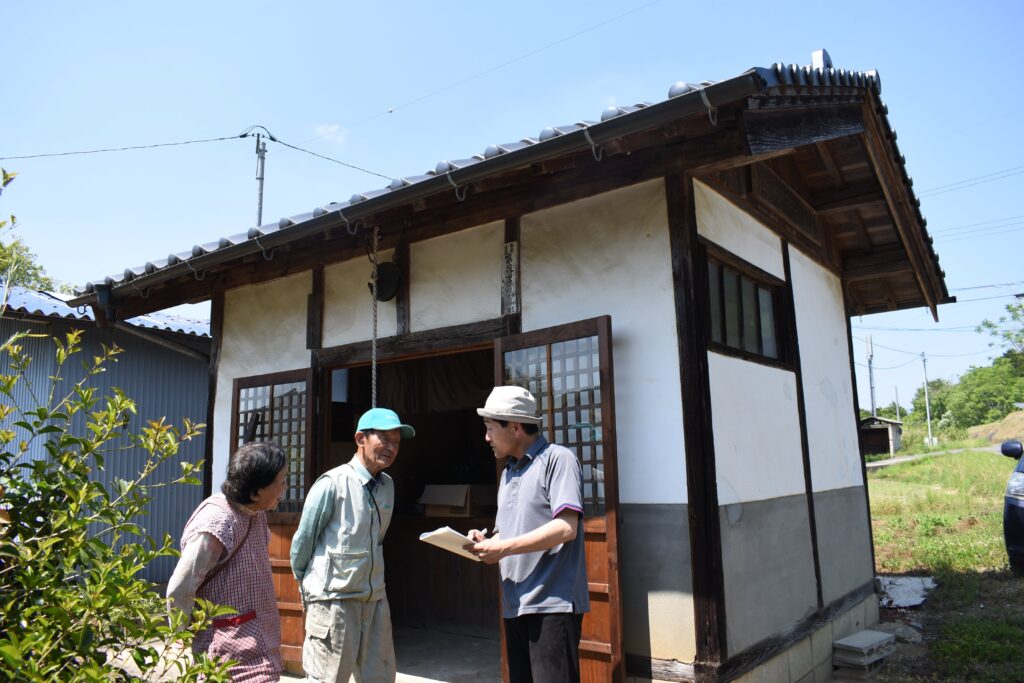 地元の人に聞き取り調査をする赤坂さん