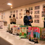 子どもたちの個性光る力作が並ぶ会場=岡山県津山市で