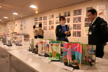 子どもたちの個性光る力作が並ぶ会場=岡山県津山市で