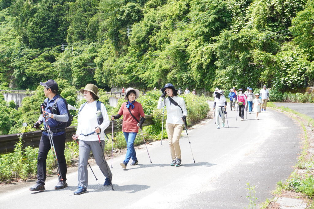 思い思いのペースで歩を進める参加者